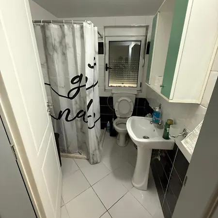 Quiet Corner Apartments, Delijorgji * Tirana