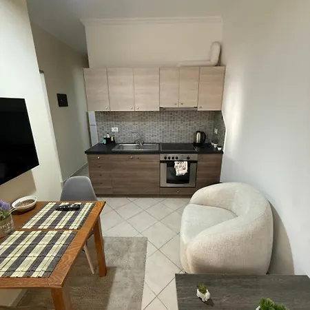Quiet Corner Apartments, Delijorgji